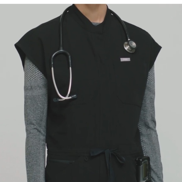 Figs Rafaela Cargo ScrubJumpsuit™
LIMITED EDITION
NEW
FIONX™
Black  WEAR FIGS - Picture 14 of 14